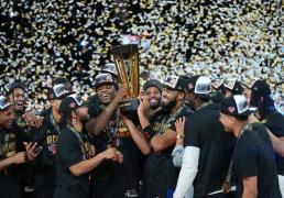 湖(hú)人官方媒体回击球迷质疑(yí)季(jì)中赛冠军，却被詹(zhān)姆斯言論(lùn)打(dǎ)脸