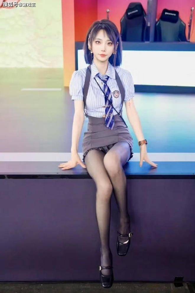 LPL新晋顶级美女主持火了，神似戚薇，解(jiě)说Rita花瓶地位不保