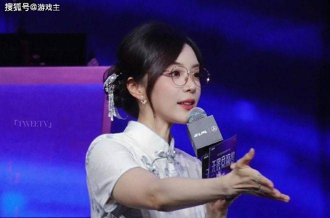 LPL新晋顶级美女主持火了，神似戚薇，解(jiě)说Rita花瓶地位不保