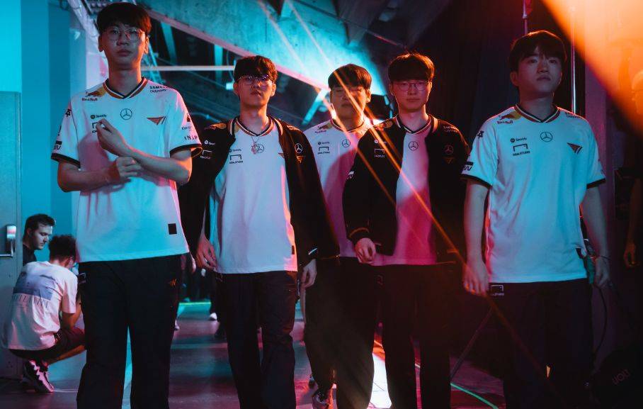 Faker认为T1四(sì)名队友是最强的LOL选手