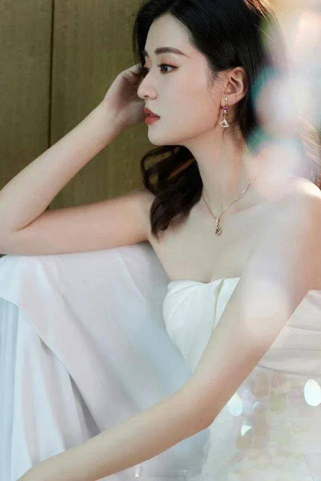 天呐！乔訢(xīn)这波操作太(tài)秀了，500亿豪門(mén)？秘密结婚？这是要(yào)上天！