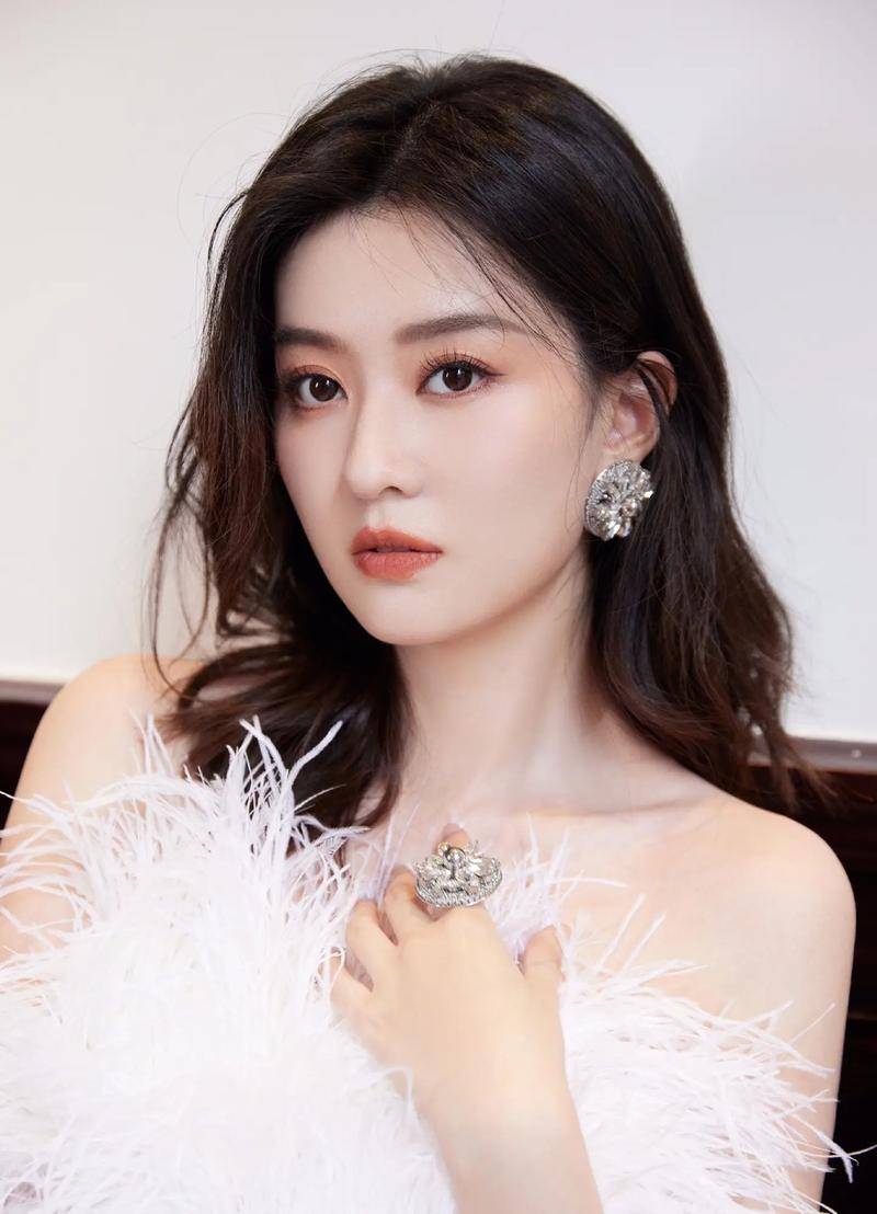 天呐！乔訢(xīn)这波操作太(tài)秀了，500亿豪門(mén)？秘密结婚？这是要(yào)上天！