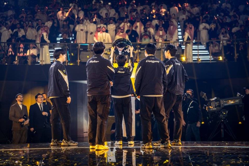 CNCS迎来了久违的冠军！CN.LOL什么时候才(cái)能重铸荣光(guāng)？