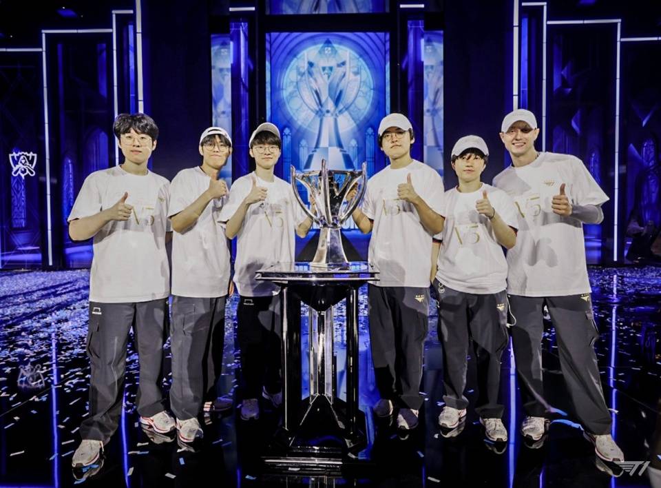 CNCS迎来了久违的冠军！CN.LOL什么时候才(cái)能重铸荣光(guāng)？