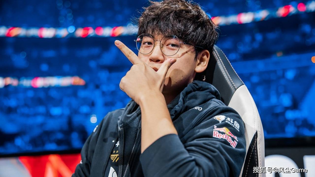 LOL歷(lì)史最(zuì)惨冠军AD诞生！临近世界赛被粉丝逼(bī)宫：不(bù)换人不(bù)买周边