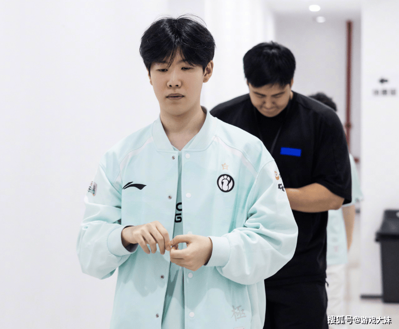 IG入围赛还没开打，新的赞助商已經(jīng)投资，品牌已經(jīng)出现在队服的肩膀上