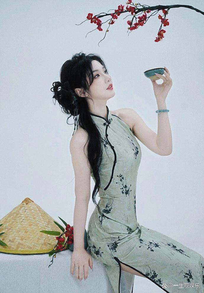 KPL官方解说的解说小鹿，身(shēn)材还是很顶的，旗袍太适合她了！