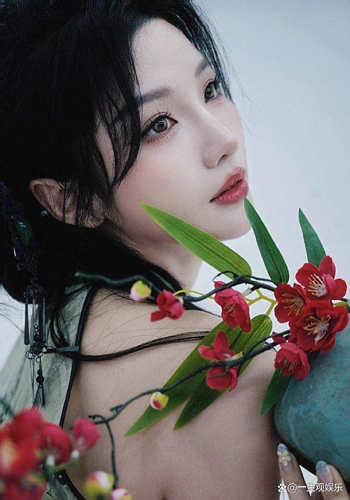 KPL官方解说的解说小鹿，身(shēn)材还是很顶的，旗袍太适合她了！