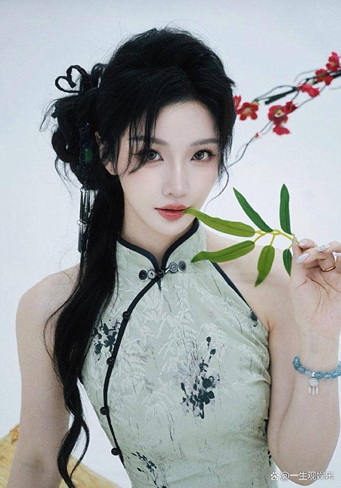 KPL官方解说的解说小鹿，身(shēn)材还是很顶的，旗袍太适合她了！