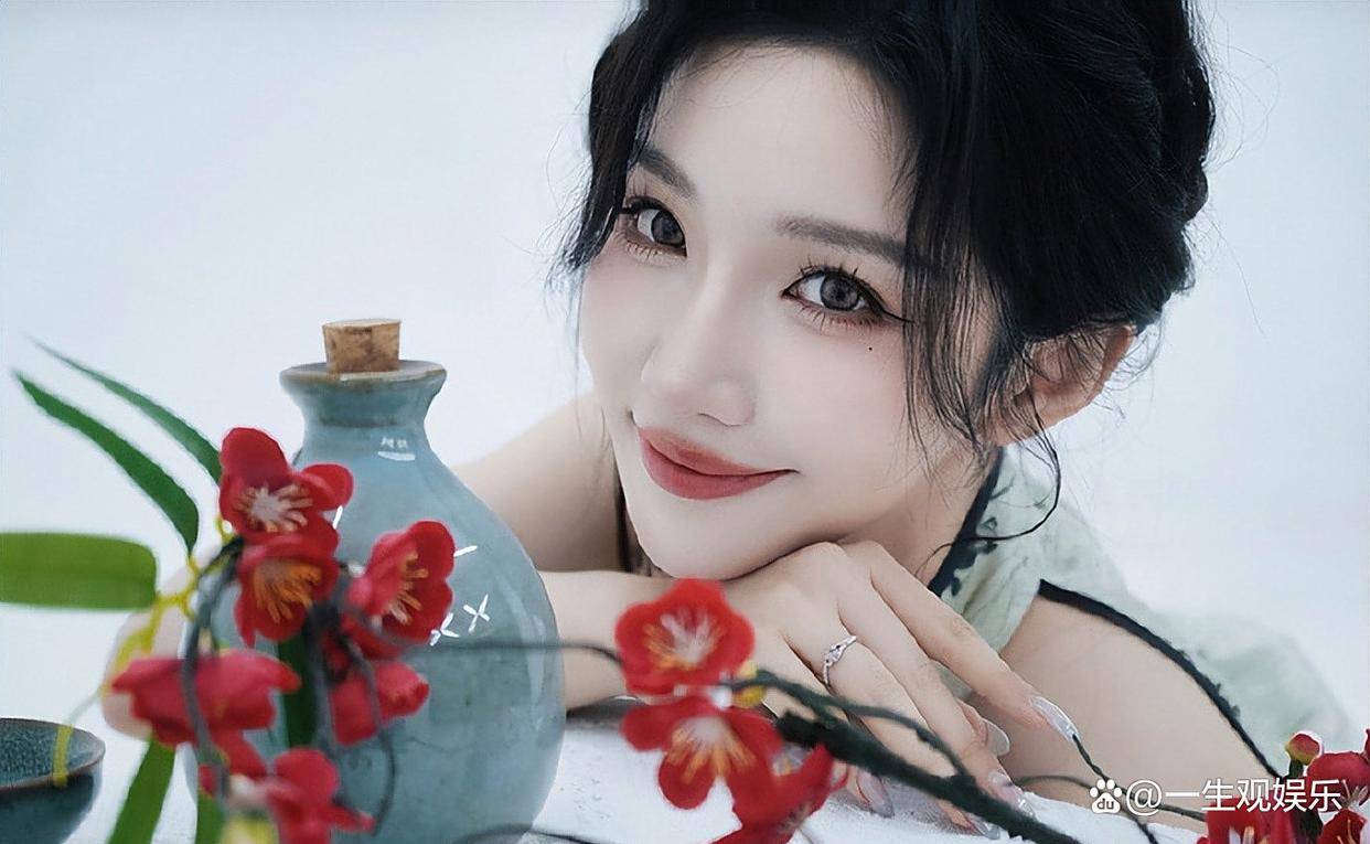 KPL官方解说的解说小鹿，身(shēn)材还是很顶的，旗袍太适合她了！