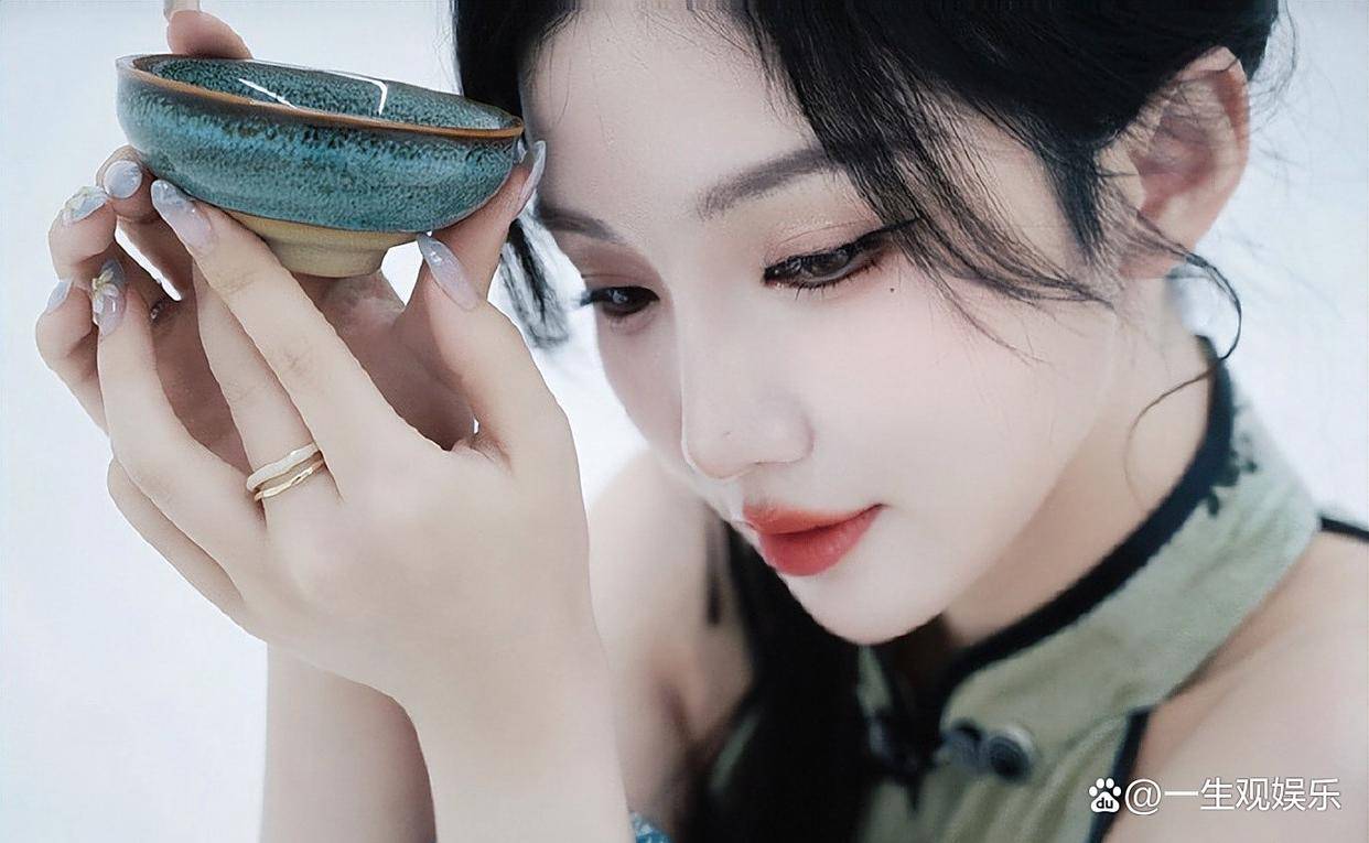 KPL官方解说的解说小鹿，身(shēn)材还是很顶的，旗袍太适合她了！