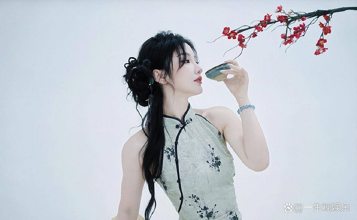 KPL官方解说的解说小鹿，身(shēn)材还是很顶的，旗袍太适合她了！