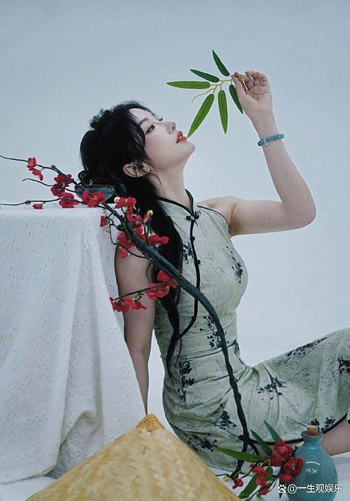 KPL官方解说的解说小鹿，身(shēn)材还是很顶的，旗袍太适合她了！