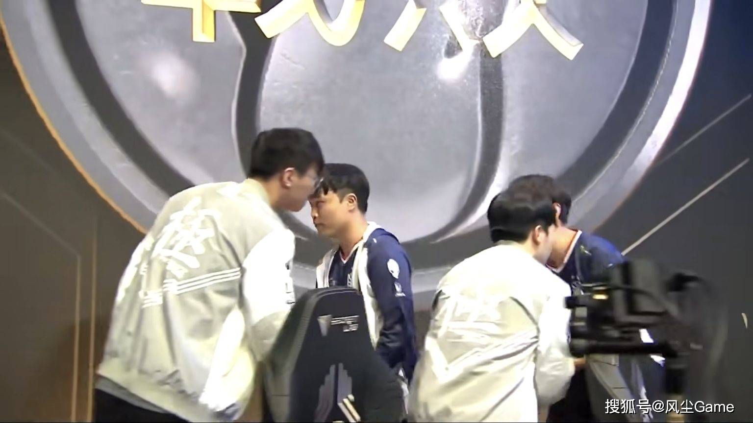 LOL传奇中单官宣退役！连續(xù)8年进世界赛，巅峰期把IG打到解散(sàn)