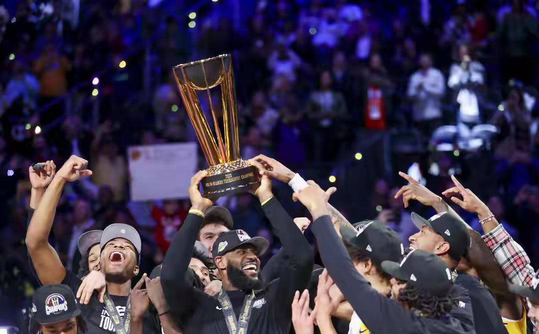 湖(hú)人官方媒体回击球迷质疑(yí)季(jì)中赛冠军，却被詹(zhān)姆斯言論(lùn)打(dǎ)脸